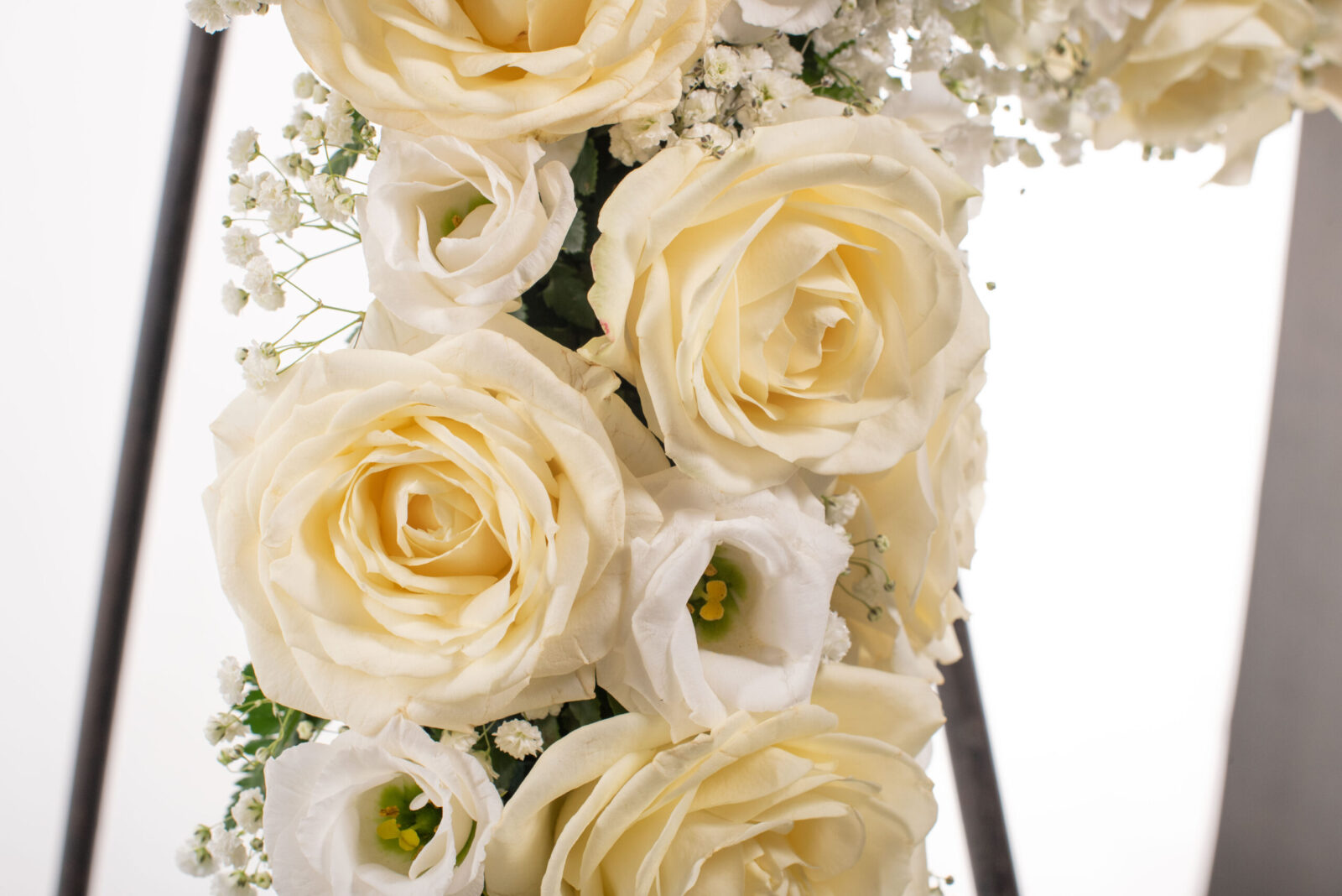 Creu de roses blanques