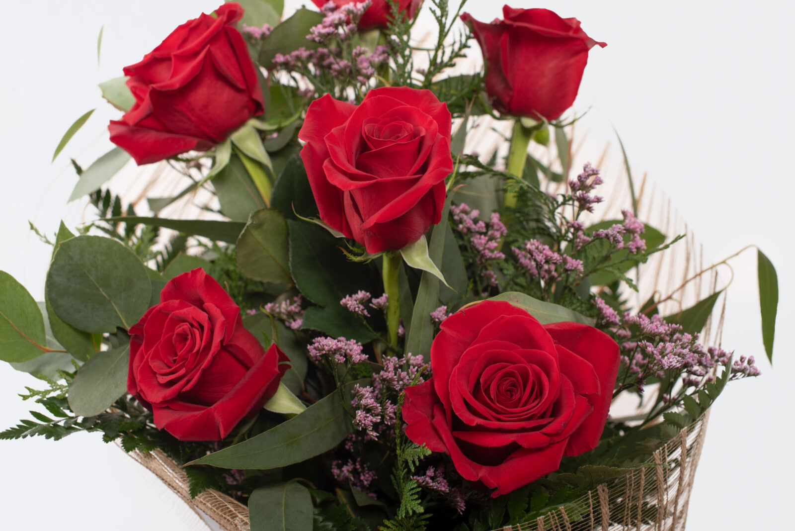 Ramet de 6 roses vermelles.